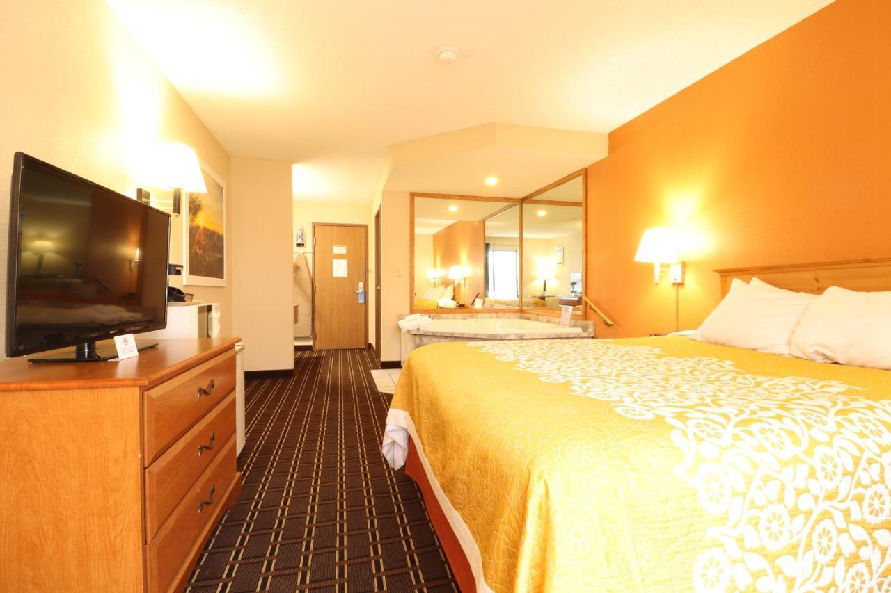 Days Inn By Wyndham Black River Falls - Access To Atv Trail Екстериор снимка