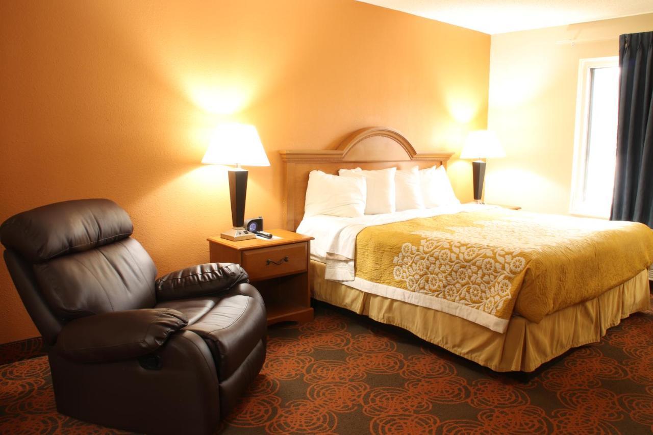 Days Inn By Wyndham Black River Falls - Access To Atv Trail Екстериор снимка