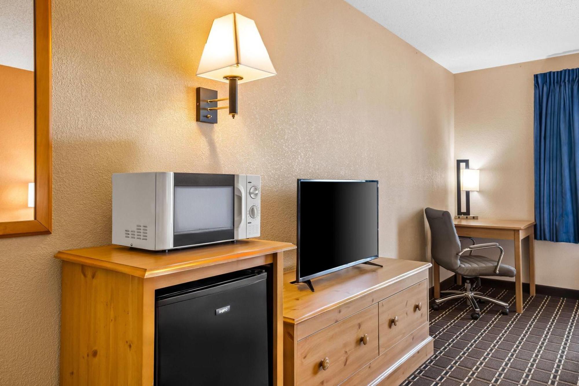 Days Inn By Wyndham Black River Falls - Access To Atv Trail Екстериор снимка