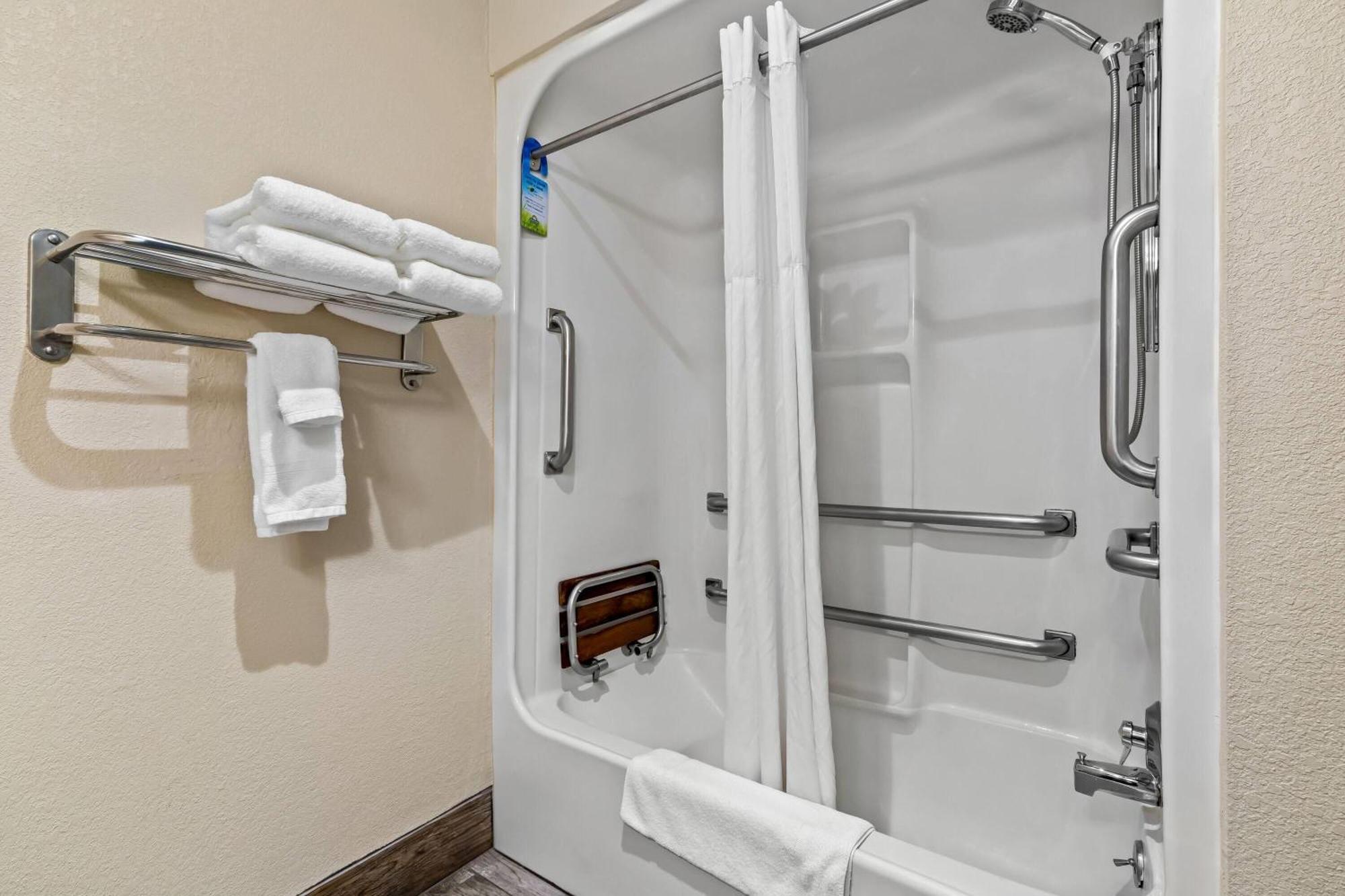 Days Inn By Wyndham Black River Falls - Access To Atv Trail Екстериор снимка
