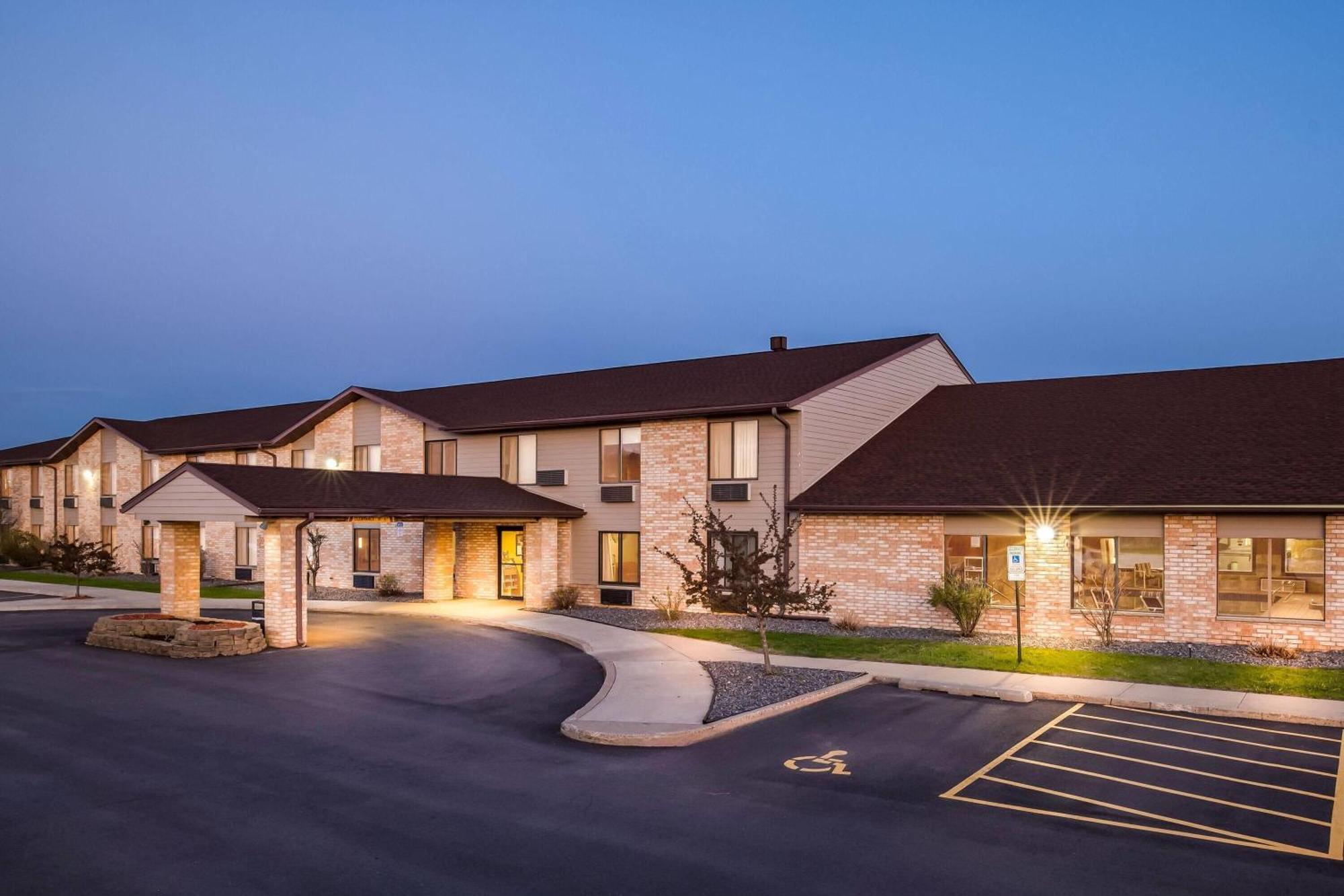 Days Inn By Wyndham Black River Falls - Access To Atv Trail Екстериор снимка
